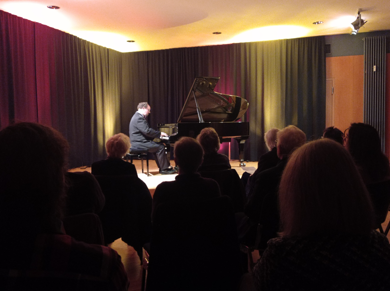 Am Flügel im Kultursaal Obersulm